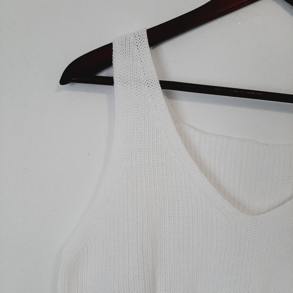 White V-Neck Sleeveless Knit Sweater with Colorful Stripes - Picture 5 of 10